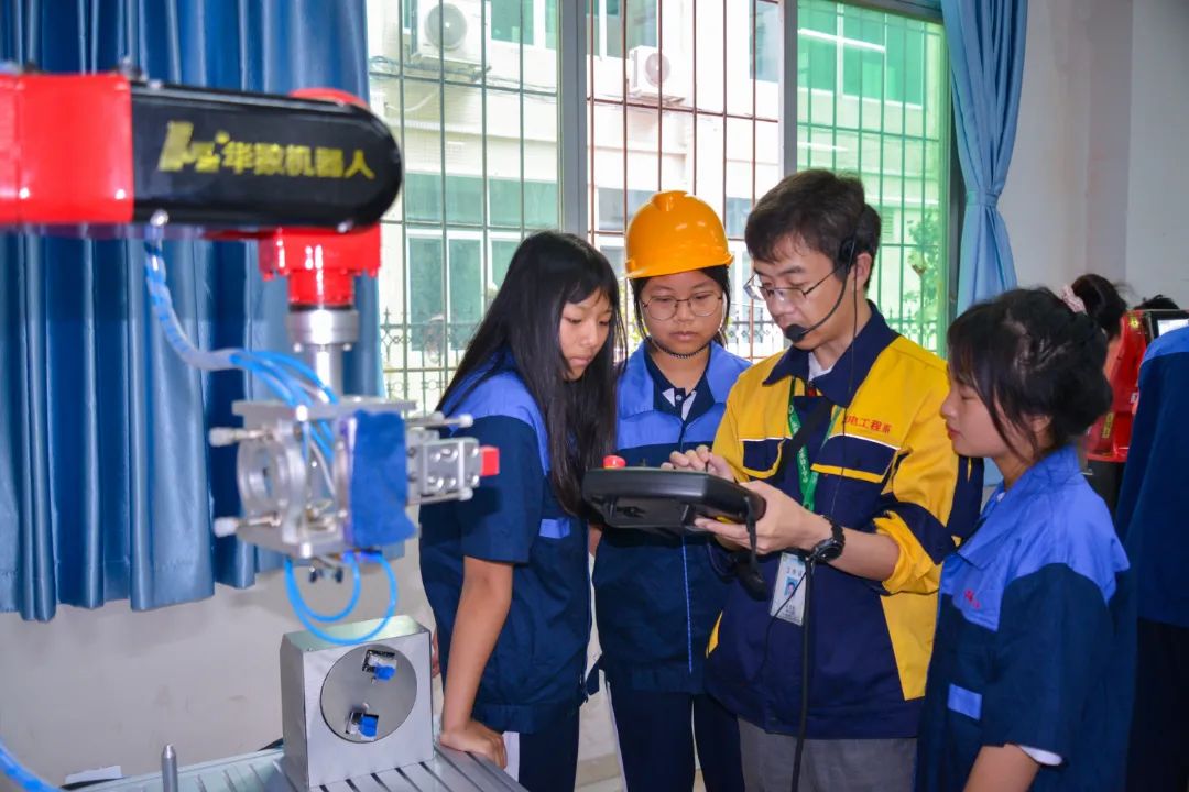 2021 05 10 學(xué)生操作工業(yè)機(jī)器人 照片 (2).jpg 圖片